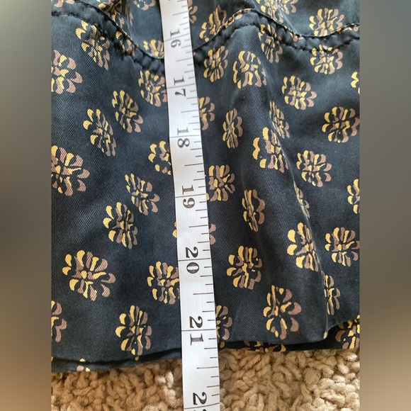 DKNY 100% Silk Floral Skirt. Size 10. - Picture 5 of 9